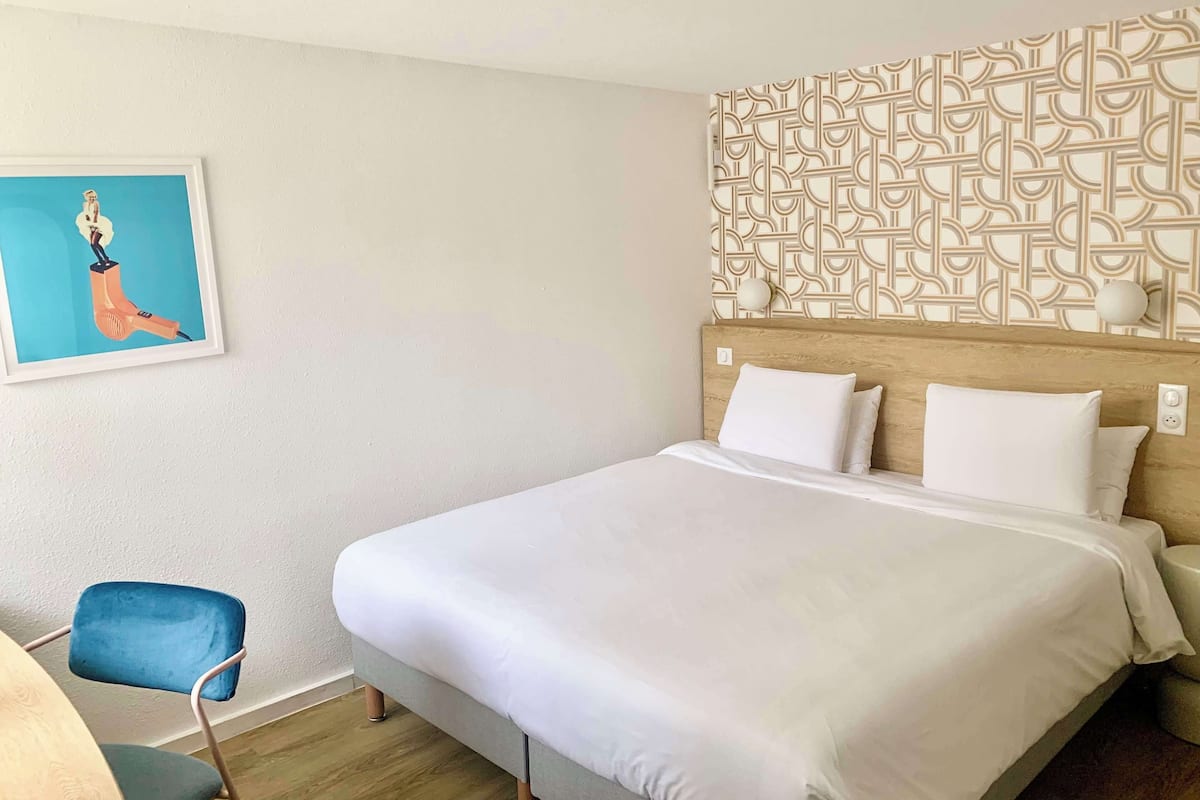 Standard Room, 1 King Bed | Desk, free WiFi, bed sheets