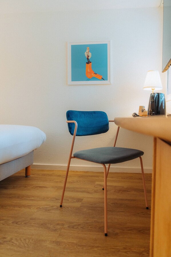 Escritorio, wifi gratis y ropa de cama 