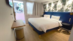 Een bureau, gratis wifi, beddengoed