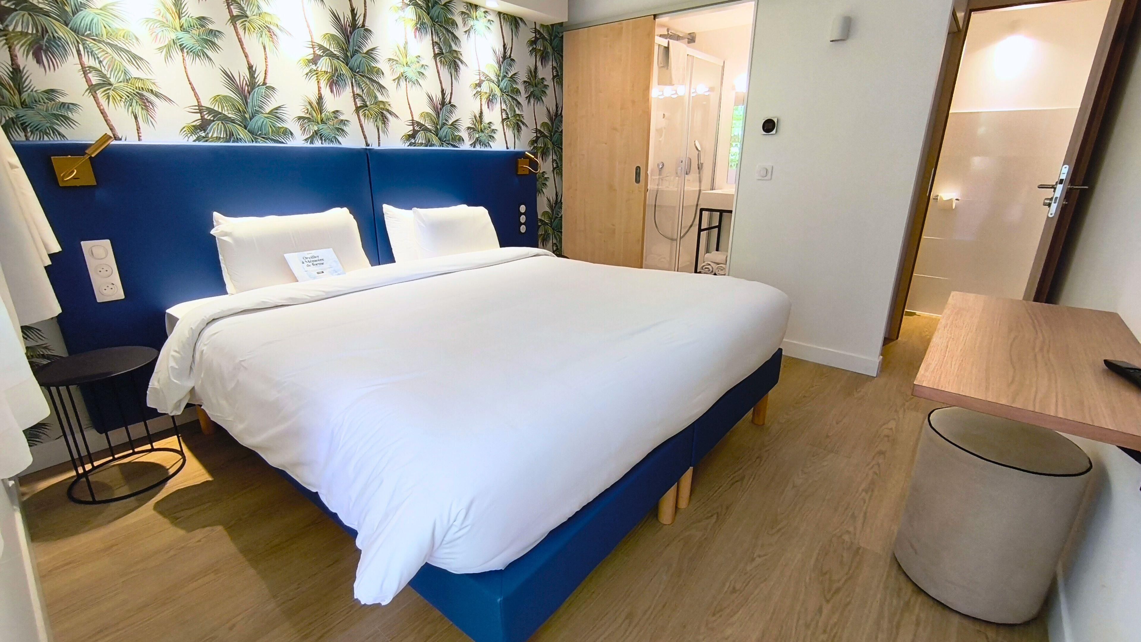 Escritorio, wifi gratis y ropa de cama 