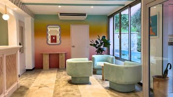 Lobby lounge