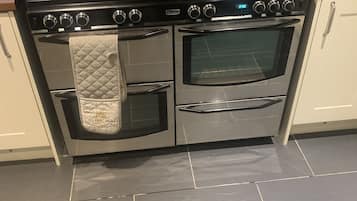 House, Multiple Beds | Private kitchen | Fridge, microwave, oven, stovetop