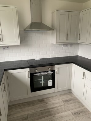 Apartment, 2 Queen Beds | Private kitchen | Fridge, microwave, oven, stovetop - Impeccable 2-bed Apartment in Eastleigh (Eastleigh)