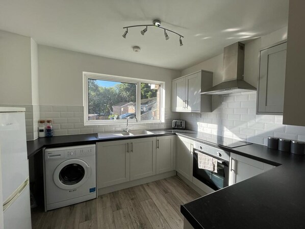 Apartment, 2 Queen Beds | Private kitchen | Fridge, microwave, oven, stovetop - Impeccable 2-bed Apartment in Eastleigh (Eastleigh)