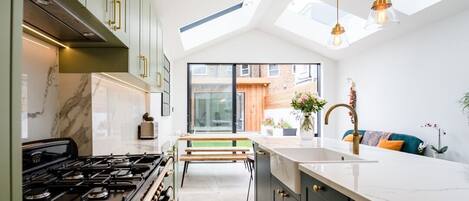 Frigorífic, microones, forn i placa de cuina