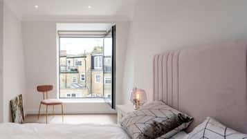 3 bedrooms, desk, WiFi, bed sheets