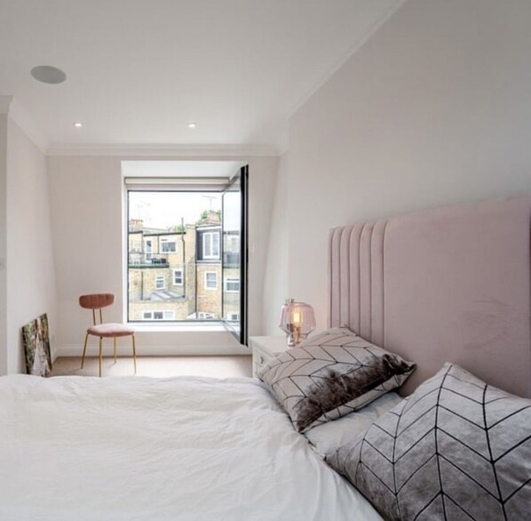 3 bedrooms, desk, WiFi, bed sheets