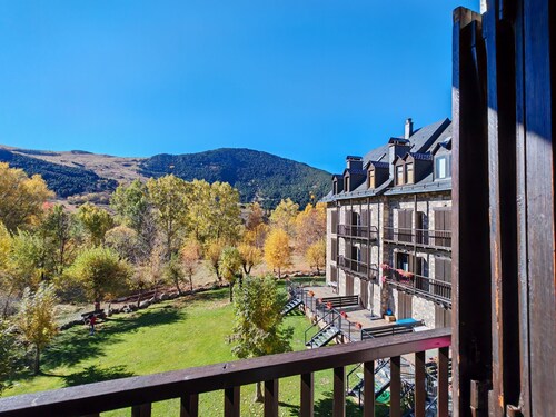 Bright apartment with garden Besiberri 6