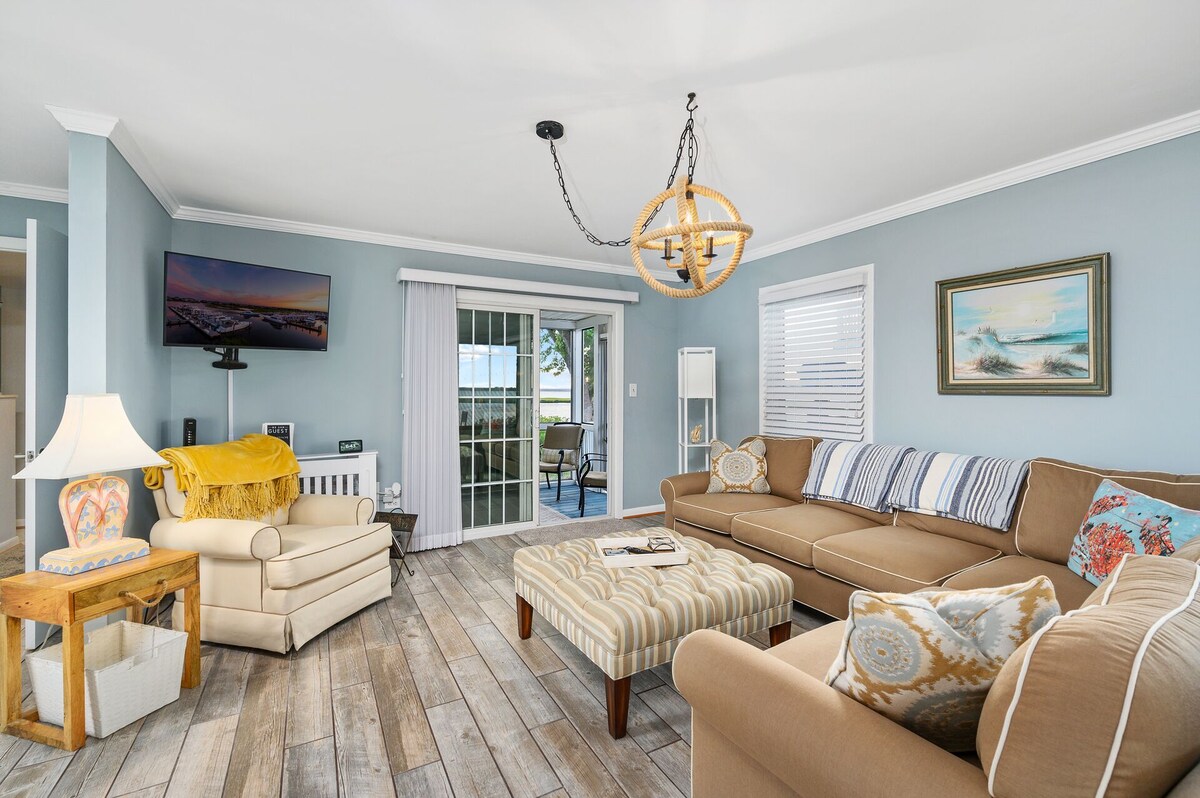 Bayside Blue is Bayfront splendor AND you can bring the Dog!