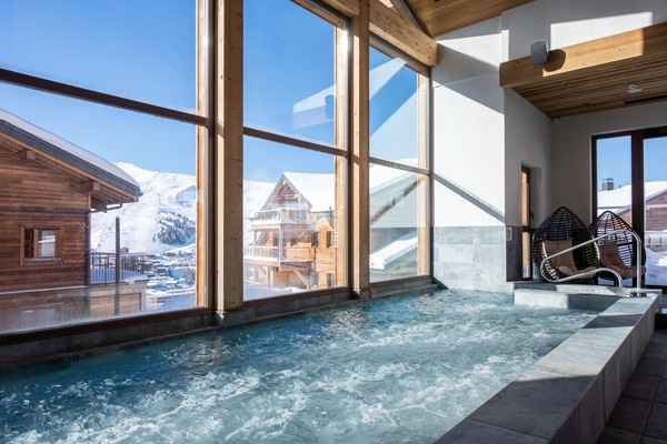 Indoor spa tub