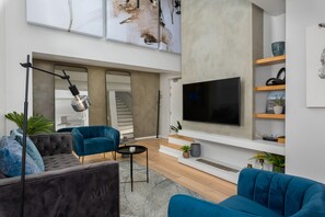 TV - TenOnQ Duplex Apartment | Wifi | Netflix | Pool (Cape Town)