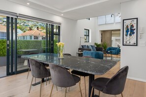Dining - TenOnQ Duplex Apartment | Wifi | Netflix | Pool (Cape Town)