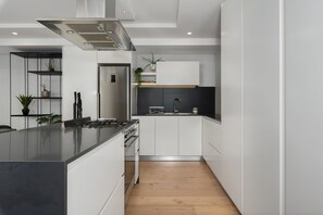 Fridge, microwave, oven, stovetop - TenOnQ Duplex Apartment | Wifi | Netflix | Pool (Cape Town)