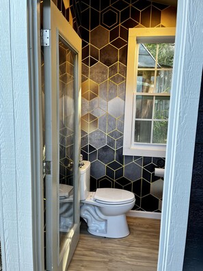 Een haardroger, handdoeken, zeep, shampoo