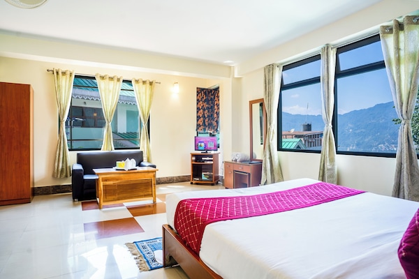 Royal Room | Egyptian cotton sheets, premium bedding, memory foam beds, in-room safe