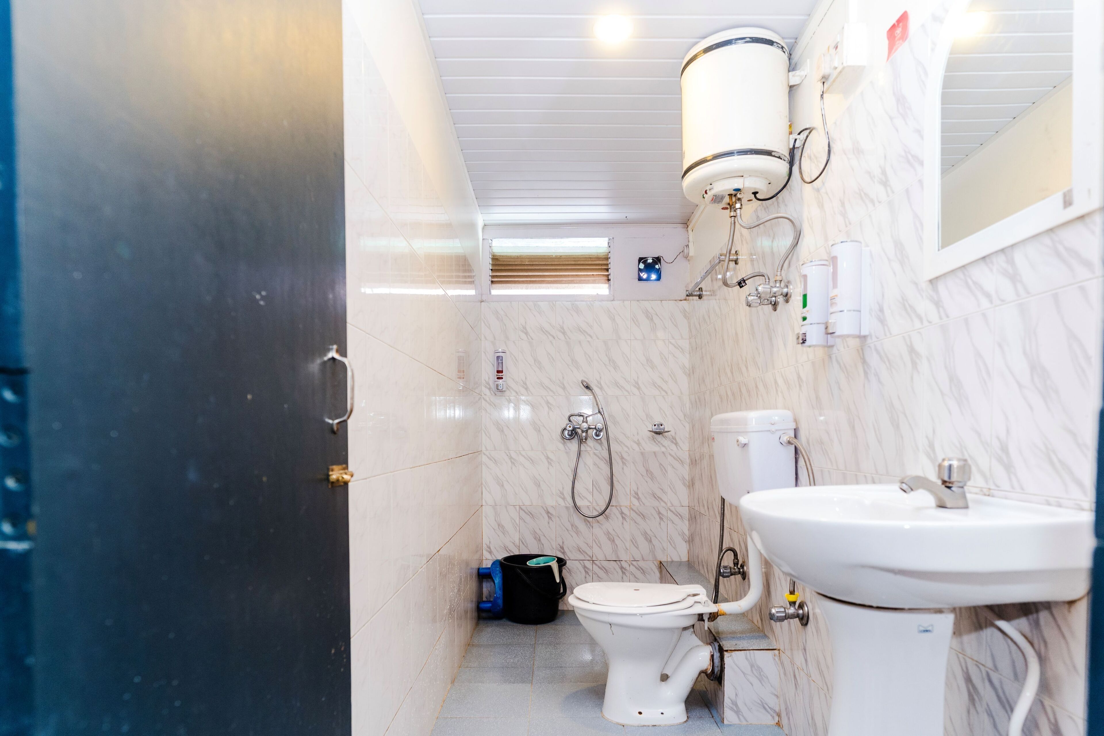 Een badkamer met toilet, wastafel en douche.