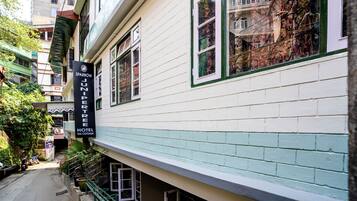 Pintu masuk properti