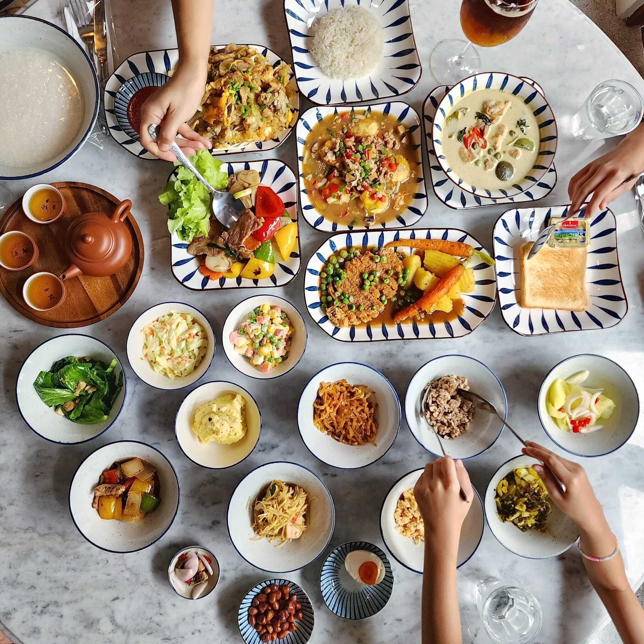 Una mesa con diferentes platos y bebidas, mostrando un ambiente para comer.