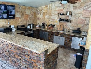 Refrigerador, microondas, horno y parrilla de estufa 