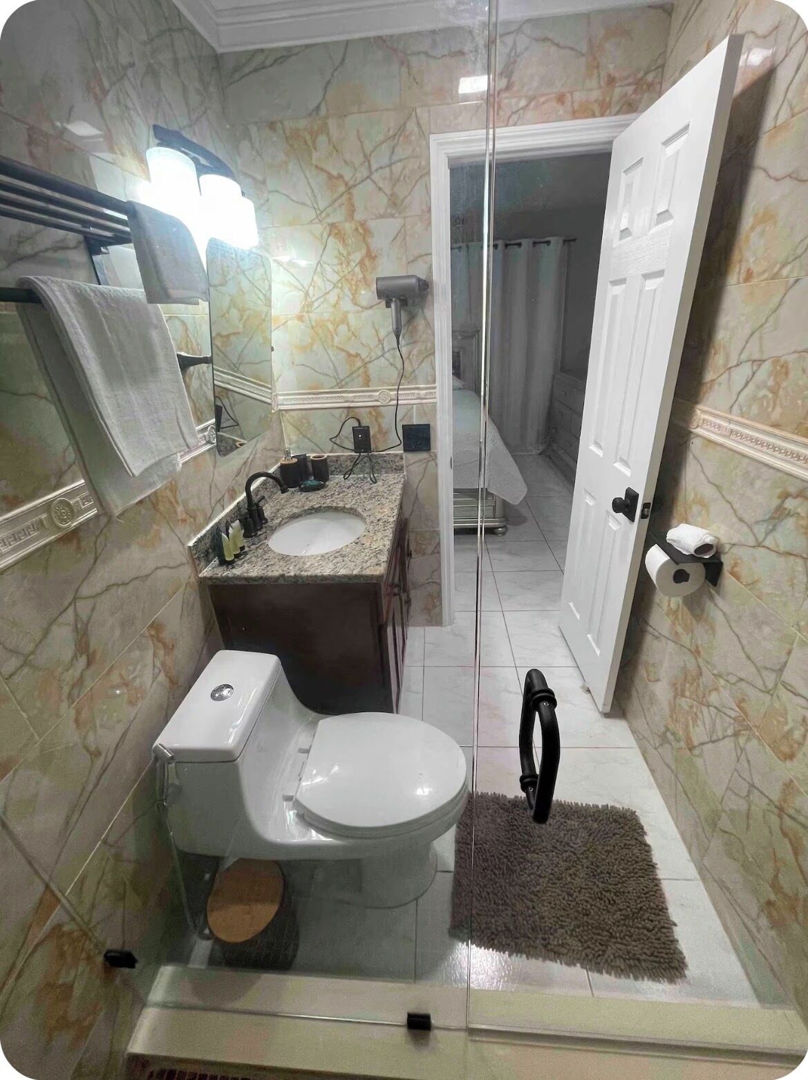 Un baño con inodoro, lavabo y espejo.