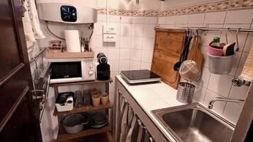 Kühlschrank, Mikrowelle, Herdplatte, Wasserkocher mit Kaffee-/Teezubehör