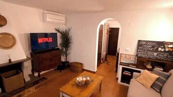 Smart-TV, Kamin, Bücher, Stereoanlage