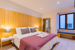 Apartemen Comfort | Ruang kerja ramah laptop, kedap suara, dan setrika/meja setrika
