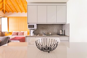 Comfort Studio | Private kitchen | Mini-fridge, microwave, stovetop, cookware/dishes/utensils - Lemago São Bento (Porto)