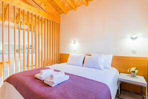 Comfort Loft | Laptop workspace, soundproofing, iron/ironing board, free WiFi - Lemago São Bento (Porto)