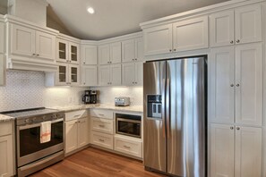Apartamento, varias camas, cocina (Condo 2 - No Pets Allowed) | Cocina privada | Frigorífico, microondas, cafetera o tetera y utensilios de cocina
