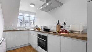 Comfort Apartment | Private kitchen | Fridge, microwave, oven, stovetop - Rohan Rise - Lake's Escape Ambleside (Ambleside)