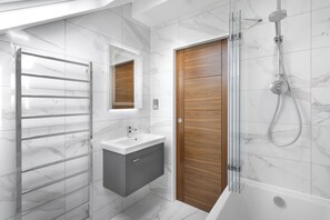 Bathroom - Rohan Rise - Lake's Escape Ambleside (Ambleside)