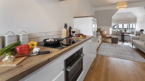 Comfort Apartment | Private kitchen | Fridge, microwave, oven, stovetop - Rohan Rise - Lake's Escape Ambleside (Ambleside)