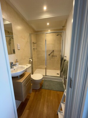 Apartment (1 Bedroom) | Bathroom | Shower, towels