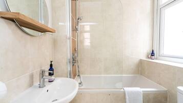 Apartment (2 Bedrooms) | Bathroom | Bathtub, towels