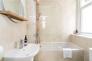 Apartment (2 Bedrooms) | Badezimmer | Badewanne, Handtücher