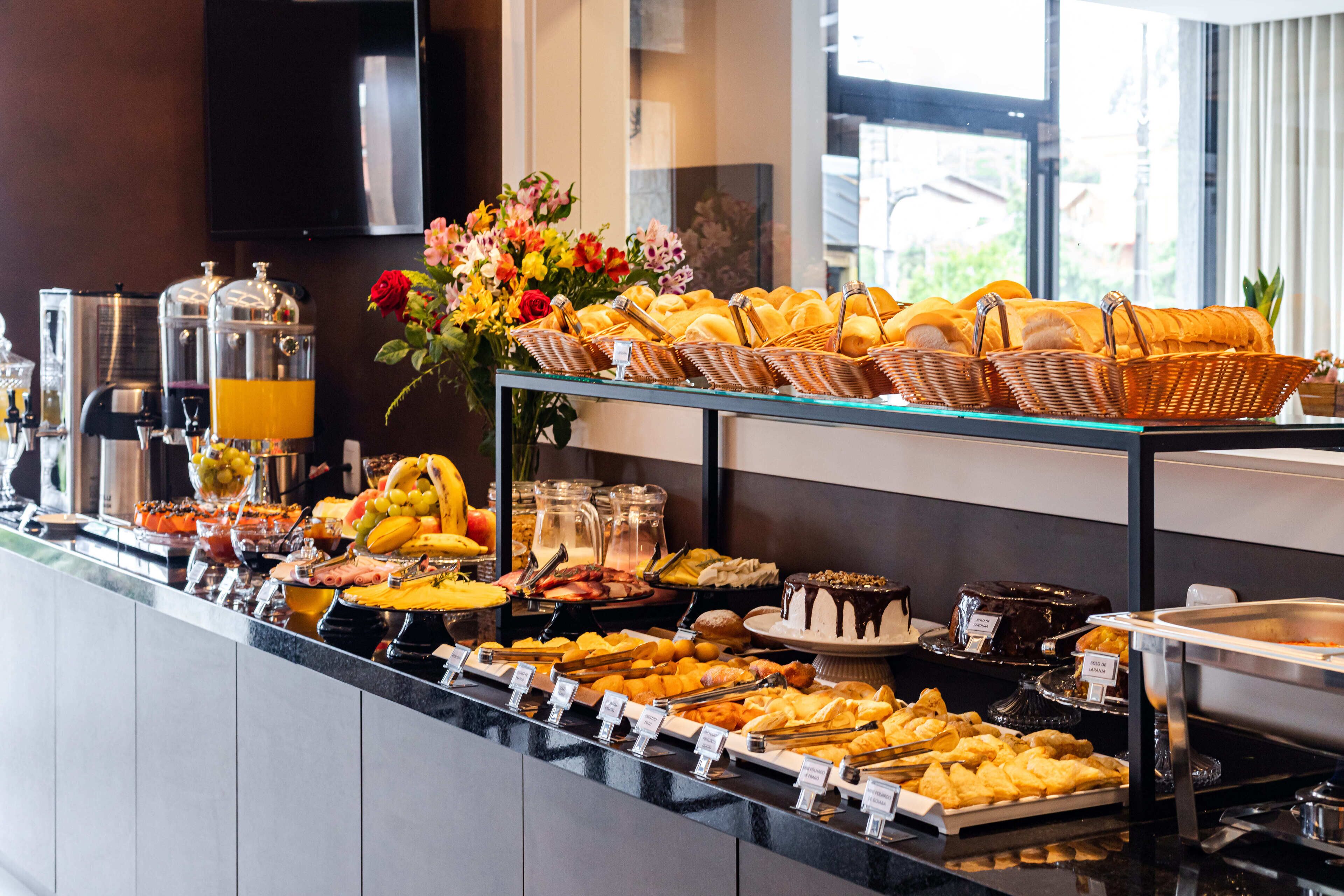 Café da manhã com buffet grátis todos os dias