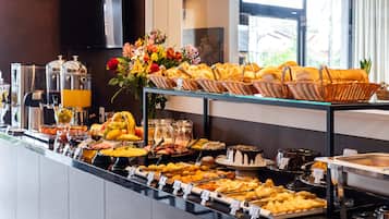 Café da manhã com buffet grátis todos os dias