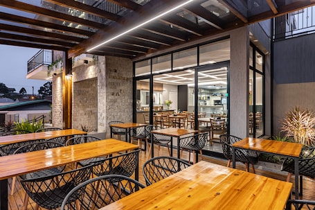 包含每日自助早餐