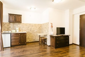 Studio Comfort | Seprai premium, selimut bulu angsa, minibar, dan meja kerja