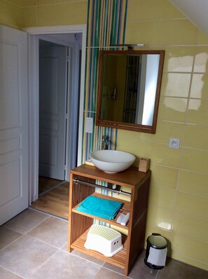 Douche, sĂšche-cheveux, serviettes fournies, papier toilette