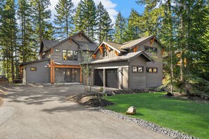 Exterior - Stunning 6BR Home in Suncadia! Expertly furnished w/Game Rm*Hot Tub*Fire Pit (Cle Elum)