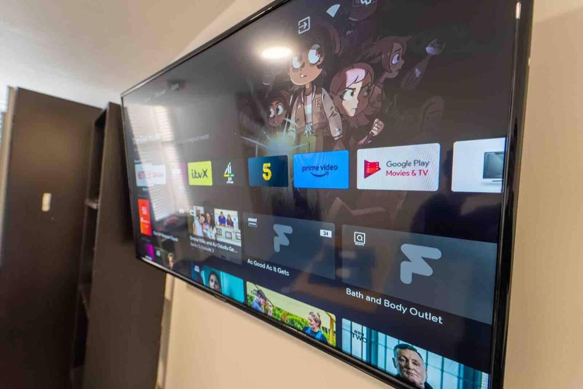 Uma tela de televisão exibindo vários logotipos de serviços de streaming e um filme em exibição.