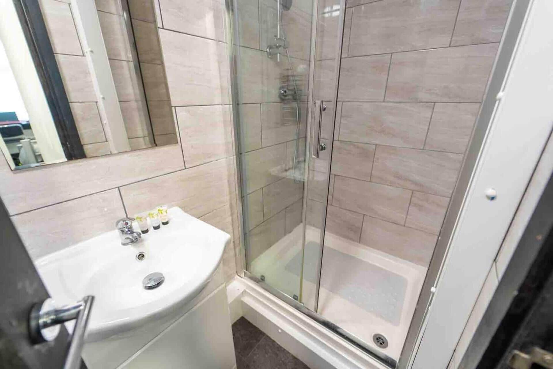 Studio | Salle de bain | Douche, sèche-cheveux, serviettes fournies