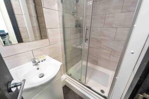 Studio | Badezimmer | Dusche, Haartrockner, Handtücher
