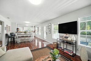 Smart-TV, Tischfußball, Tischtennisplatte, Bücher