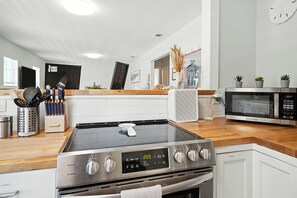 Fridge, microwave, stovetop, dishwasher