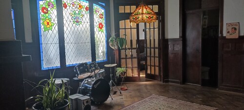 Gran casona en barrio Yungay, recién remodelada. Barrio muy tranquilo y céntrico