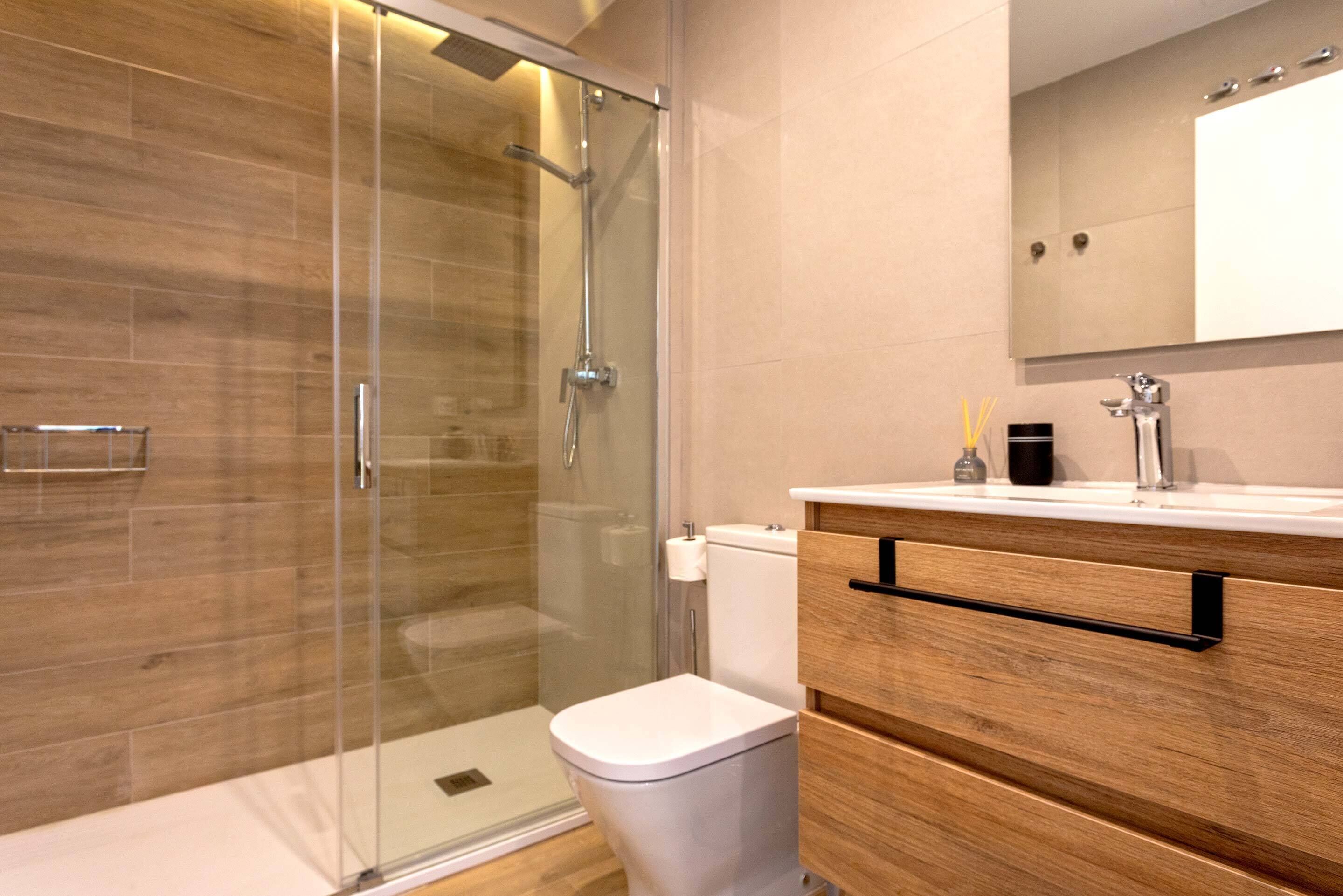 Een douche, een haardroger, handdoeken