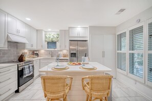 Fridge, microwave, oven, stovetop - Stunning renovated cottage in Inlet Cove (Kiawah Island)